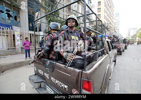 Dhaka, Wari, Bangladesch. Dezember 2023. Mitglieder der Grenzwache Bangladesch (BGB) stehen für die 12. Unterhauswahl am 30. Dezember 2023 in Dhaka (Bangladesch) als Wachposten in Einer Straße. Die Aufgaben der Wahlsicherheit haben begonnen, Eine friedliche Atmosphäre zu gewährleisten und Recht und Ordnung im ganzen Land für die Wahlen vom 7. Januar aufrechtzuerhalten. Nach Angaben der Wahlkommission von Bangladesch ist die 12. Allgemeine Wahl für den 7. Januar 2024 geplant, um Mitglieder des Nationalparlaments in Bangladesch auszuwählen. (Kreditbild: © Habibur Rahman/ZUMA Press Wire) NUR REDAKTIONELLE VERWENDUNG! Nicht für kommerzielle ZWECKE! Cre Stockfoto