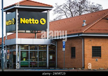 Walbrzych, Polen - 29.12.2023: Netto ist ein dänischer Discount-Supermarkt, der in Dänemark, Deutschland und Polen tätig ist Stockfoto