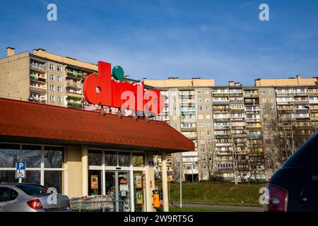 Walbrzych, Polen - 29.12.2023: Dino Polska S.A. ist eine polnische Lebensmittelkette Stockfoto