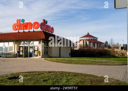Walbrzych, Polen - 29.12.2023: Dino Polska S.A. ist eine polnische Lebensmittelkette Stockfoto