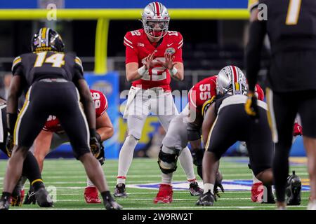 Arlington, Texas, USA. Dezember 2023. Ohio State Buckeyes Quarterback Lincoln Kienholz (12) bereitet sich auf das Spiel zwischen den Missouri Tigers und den Ohio State Buckeyes im AT&T Stadium in Arlington, Texas, vor. (Kreditbild: © Scott Stuart/ZUMA Press Wire) NUR REDAKTIONELLE VERWENDUNG! Nicht für kommerzielle ZWECKE! Stockfoto
