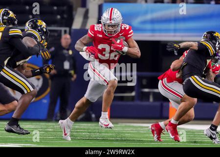 Arlington, Texas, USA. Dezember 2023. Ohio State Buckeyes Running Back TreVeyon Henderson (32) trägt den Ball während des Spiels zwischen den Missouri Tigers und den Ohio State Buckeyes im AT&T Stadium in Arlington, Texas. (Kreditbild: © Scott Stuart/ZUMA Press Wire) NUR REDAKTIONELLE VERWENDUNG! Nicht für kommerzielle ZWECKE! Stockfoto