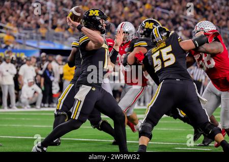 Arlington, Texas, USA. Dezember 2023. Der Missouri Tigers Quarterback Brady Cook (12) kommt während des Spiels zwischen den Missouri Tigers und den Ohio State Buckeyes im AT&T Stadium in Arlington, Texas, aus der Tasche. (Kreditbild: © Scott Stuart/ZUMA Press Wire) NUR REDAKTIONELLE VERWENDUNG! Nicht für kommerzielle ZWECKE! Stockfoto