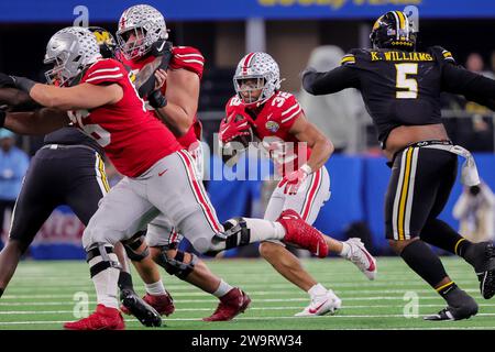 Arlington, Texas, USA. Dezember 2023. Ohio State Buckeyes Running Back TreVeyon Henderson (32) trägt den Ball während des Spiels zwischen den Missouri Tigers und den Ohio State Buckeyes im AT&T Stadium in Arlington, Texas. (Kreditbild: © Scott Stuart/ZUMA Press Wire) NUR REDAKTIONELLE VERWENDUNG! Nicht für kommerzielle ZWECKE! Stockfoto