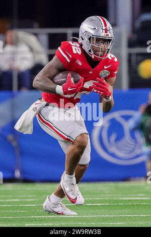 Arlington, Texas, USA. Dezember 2023. Ohio State Buckeyes Running Back TreVeyon Henderson (32) trägt den Ball während des Spiels zwischen den Missouri Tigers und den Ohio State Buckeyes im AT&T Stadium in Arlington, Texas. (Kreditbild: © Scott Stuart/ZUMA Press Wire) NUR REDAKTIONELLE VERWENDUNG! Nicht für kommerzielle ZWECKE! Stockfoto