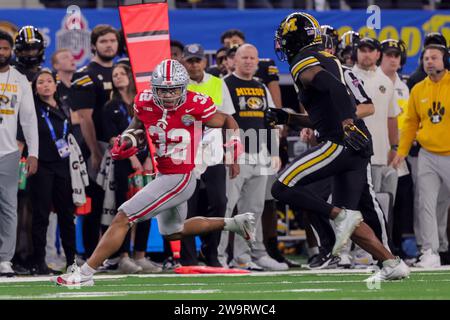 Arlington, Texas, USA. Dezember 2023. Ohio State Buckeyes Running Back TreVeyon Henderson (32) trägt den Ball während des Spiels zwischen den Missouri Tigers und den Ohio State Buckeyes im AT&T Stadium in Arlington, Texas. (Kreditbild: © Scott Stuart/ZUMA Press Wire) NUR REDAKTIONELLE VERWENDUNG! Nicht für kommerzielle ZWECKE! Stockfoto