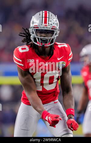 Arlington, Texas, USA. Dezember 2023. Ohio State Buckeyes Cornerback Denzel Burke (10) feiert im AT&T Stadium, Arlington, Texas, einen defensiven Stopp während des Spiels zwischen den Missouri Tigers und den Ohio State Buckeyes. (Kreditbild: © Scott Stuart/ZUMA Press Wire) NUR REDAKTIONELLE VERWENDUNG! Nicht für kommerzielle ZWECKE! Stockfoto
