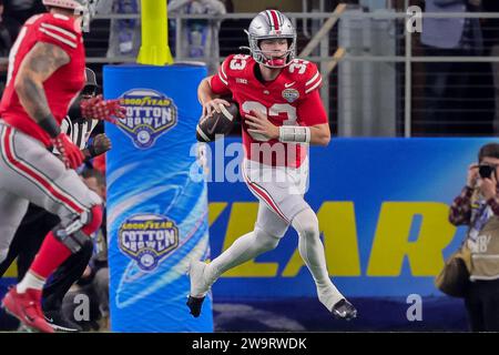 Arlington, Texas, USA. Dezember 2023. Der Ohio State Buckeyes Quarterback Devin Brown (33) spielt im AT&T Stadium in Arlington, Texas, um den Pass zwischen den Missouri Tigers und den Ohio State Buckeyes zu erreichen. (Kreditbild: © Scott Stuart/ZUMA Press Wire) NUR REDAKTIONELLE VERWENDUNG! Nicht für kommerzielle ZWECKE! Stockfoto