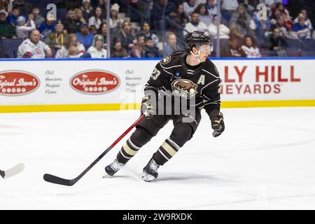 Rochester, New York, USA. Dezember 2023. Hershey spielt Mike Sgarbossa (23) Skates in der ersten Periode gegen die Rochester Americans. Die Rochester Americans veranstalteten die Hershey Bears in einem Spiel der American Hockey League in der Blue Cross Arena in Rochester, New York. (Jonathan Tenca/CSM). Quelle: csm/Alamy Live News Stockfoto