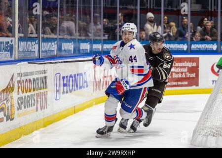 Rochester, New York, USA. Dezember 2023. Rochester Americans Stürmer Tyson Kozak (44) Skates in der zweiten Periode gegen die Hershey Bears. Die Rochester Americans veranstalteten die Hershey Bears in einem Spiel der American Hockey League in der Blue Cross Arena in Rochester, New York. (Jonathan Tenca/CSM). Quelle: csm/Alamy Live News Stockfoto