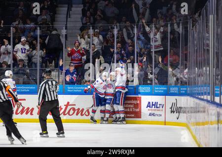 Rochester, New York, USA. Dezember 2023. Die Spieler der Rochester American feiern in der dritten Periode ein Tor gegen die Hershey Bears. Die Rochester Americans veranstalteten die Hershey Bears in einem Spiel der American Hockey League in der Blue Cross Arena in Rochester, New York. (Jonathan Tenca/CSM). Quelle: csm/Alamy Live News Stockfoto