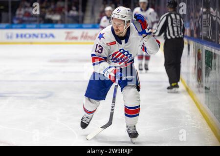 Rochester, New York, USA. Dezember 2023. Rochester-Amerikaner Stürmer Linus Weissbach (13) Skates in der ersten Periode gegen die Hershey Bears. Die Rochester Americans veranstalteten die Hershey Bears in einem Spiel der American Hockey League in der Blue Cross Arena in Rochester, New York. (Jonathan Tenca/CSM). Quelle: csm/Alamy Live News Stockfoto