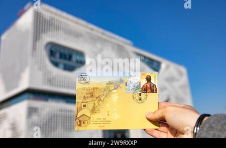 Peking, China. Dezember 2023. Dieses am 28. Dezember 2023 aufgenommene Foto zeigt zwei Sonderausgaben von Briefmarken der Post Serbien in Belgrad, Serbien. Die Post of Serbia stellte am Donnerstag zwei unverwechselbare Ausgaben von Briefmarken vor, die den 10. Jahrestag der von China vorgeschlagenen Belt and Road Initiative (BRI) feierten und Chinas tiefgreifendes kulturelles Erbe hervorheben. Quelle: Wang Wei/Xinhua/Alamy Live News Stockfoto