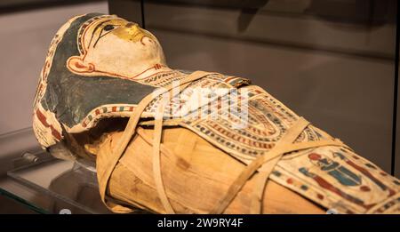 Turin, Italien - März 2023: Ägyptisches Museum, Mumie eines Babys mit Maske - 2. Jahrhundert v. Chr Stockfoto