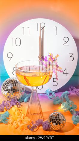 Silvester Clock Countdown um Mitternacht, Disco Mirror Ball, Ein Glas Champagner, Party Streamer, Silvester Party Celebration Countdown o Stockfoto