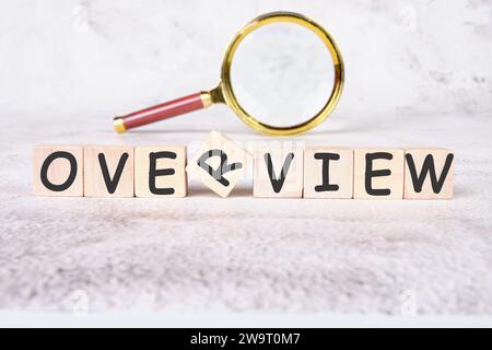 Übersicht ein Wort auf Holzwürfeln geschrieben Stockfoto