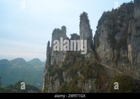 Ein Berg von riesigen Säulen, gebildet aus triassischem Kalkstein. Enshi Grand Canyon Qixingzhai Scenic Area, Enshi City, Hubei, China. Stockfoto