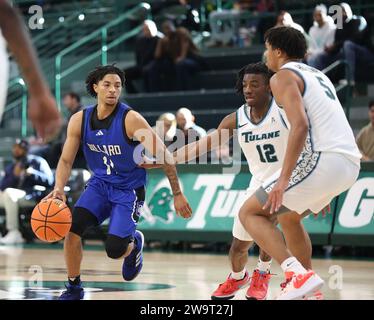 Justin Warren (11) versucht, während eines Basketballspiels in der Fogleman Arena in New Orleans, Louisiana, am Freitag, den 29. Dezember 2023, gegen Kolby King (12) und Collin Holloway (5) die Spur entlang zu fahren. (Foto: Peter G. Forest/SIPA USA) Stockfoto