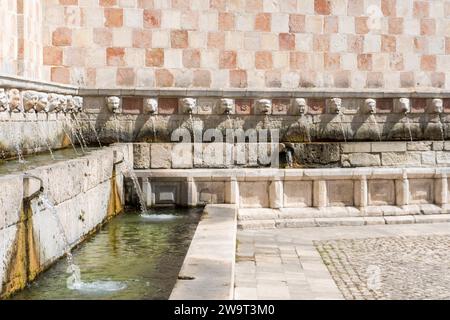 L'Aquila, Italien-11. august 2021: Besonders der Brunnen mit 99 Ausläufen an einem sonnigen Tag Stockfoto