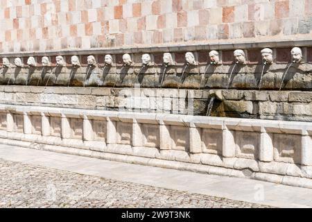 L'Aquila, Italien-11. august 2021: Besonders der Brunnen mit 99 Ausläufen an einem sonnigen Tag Stockfoto