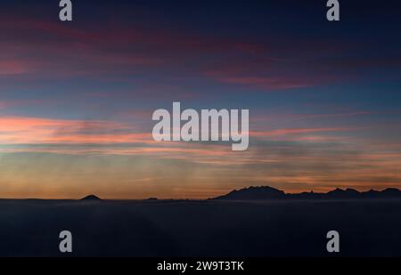 Das Monte Rosa-Massiv in Silhouette bei Sonnenuntergang Stockfoto