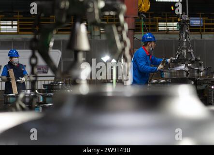 (231230) -- MA'ANSHAN, 30. Dezember 2023 (Xinhua) -- Mitarbeiter verpacken Radprodukte in einer Werkstatt in China Baowu Group Masteel Rail Transit Materials Technology Co., Ltd (MRT) in Ma'anshan, ostchinesische Provinz Anhui, 15. Dezember 2023. Die Herstellung von Rädern für Hochgeschwindigkeitszüge ist bekannt für ihre Schwierigkeit und den hohen Qualitätsanspruch. In den letzten Jahren hat Masteel aus China Baowu Group Technologien zur Herstellung von Rädern und Achsen mit unabhängigen geistigen Eigentumsrechten entwickelt und damit das langjährige Produktionsmonopol ausländischer Unternehmen gebrochen. Heute dauert es in Masteel nur etwa 68 Sekunden Stockfoto