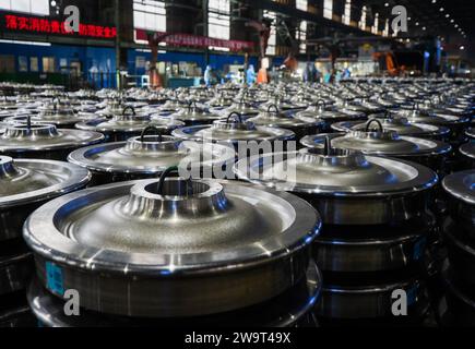 (231230) -- MA'ANSHAN, 30. Dezember 2023 (Xinhua) -- Mitarbeiter verpacken Radprodukte in einer Werkstatt in China Baowu Group Masteel Rail Transit Materials Technology Co., Ltd (MRT) in Ma'anshan, ostchinesische Provinz Anhui, 15. Dezember 2023. Die Herstellung von Rädern für Hochgeschwindigkeitszüge ist bekannt für ihre Schwierigkeit und den hohen Qualitätsanspruch. In den letzten Jahren hat Masteel aus China Baowu Group Technologien zur Herstellung von Rädern und Achsen mit unabhängigen geistigen Eigentumsrechten entwickelt und damit das langjährige Produktionsmonopol ausländischer Unternehmen gebrochen. Heute dauert es in Masteel nur etwa 68 Sekunden Stockfoto