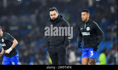 Brighton-Cheftrainer Roberto de Zerbi beobachtet, wie sich die Spieler vor dem Premier League-Spiel zwischen Brighton und Hove Albion und Tottenham Hotspur im American Express Stadium , Brighton , Großbritannien, aufwärmen – 28. Dezember 2023 Foto Simon Dack / Teleobjektive nur redaktionelle Verwendung. Kein Merchandising. Für Football Images gelten Einschränkungen für FA und Premier League, inc. Keine Internet-/Mobilnutzung ohne FAPL-Lizenz. Weitere Informationen erhalten Sie bei Football Dataco Stockfoto