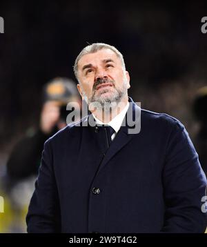 Tottenham-Manager Ange Postecoglou blickt beim Spiel der Premier League zwischen Brighton und Hove Albion und Tottenham Hotspur im American Express Stadium in Brighton, Großbritannien - 28. Dezember 2023 in den Himmel. Foto Simon Dack / Teleobjektive nur für redaktionelle Zwecke. Kein Merchandising. Für Football Images gelten Einschränkungen für FA und Premier League, inc. Keine Internet-/Mobilnutzung ohne FAPL-Lizenz. Weitere Informationen erhalten Sie bei Football Dataco Stockfoto