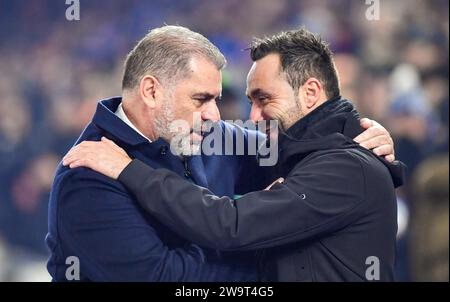 Tottenham-Manager Ange Postecoglou (links) mit Brighton-Cheftrainer Roberto de Zerbi während des Premier League-Spiels zwischen Brighton und Hove Albion und Tottenham Hotspur im American Express Stadium, Brighton, Großbritannien - 28. Dezember 2023 Foto Simon Dack / Teleobjektive nur redaktionelle Verwendung. Kein Merchandising. Für Football Images gelten Einschränkungen für FA und Premier League, inc. Keine Internet-/Mobilnutzung ohne FAPL-Lizenz. Weitere Informationen erhalten Sie bei Football Dataco Stockfoto