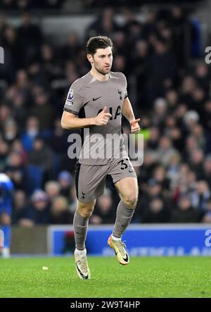 Ben Davies von Spurs während des Premier League-Spiels zwischen Brighton und Hove Albion und Tottenham Hotspur im American Express Stadium , Brighton , Großbritannien - 28. Dezember 2023 Foto Simon Dack / Teleobjektive nur redaktionelle Verwendung. Kein Merchandising. Für Football Images gelten Einschränkungen für FA und Premier League, inc. Keine Internet-/Mobilnutzung ohne FAPL-Lizenz. Weitere Informationen erhalten Sie bei Football Dataco Stockfoto