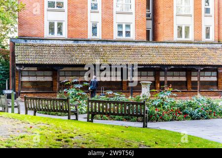 Gedenkstätte für heldenhafte Selbstopferung, gewidmet den einfachen Menschen, die während der Rettung des Lebens anderer starben, im Postman's Park, London, Großbritannien Stockfoto