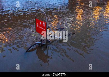 Die Elbe führt Hochwasser. Das historische Restaurant Schillergarten entging nur knapp einer erneuten Flut-Katastrophe. An der Loschwitzer Brücke, besser bekannt als Blaues Wunder, wurde eine riesige Freifläche mitsamt des Elberadweg überschwemmt. Ein vergessenes Fahrrad lugt nur leicht aus den Fluten heraus. Dresden, 29.12.2023 *** Elbfluten das historische Restaurant Schillergarten ist knapp einer weiteren Überschwemmungskatastrophe entgangen an der Loschwitzbrücke, besser bekannt als Blaues Wunder, wurde ein riesiger Freiraum überflutet. Zusammen mit dem Elbradweg ragt Ein vergessenes Fahrrad aus der Flut Stockfoto