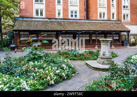 Gedenkstätte für heldenhafte Selbstopferung, gewidmet den einfachen Menschen, die während der Rettung des Lebens anderer starben, im Postman's Park, London, Großbritannien Stockfoto