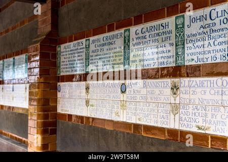 Gedenkstätte für heldenhafte Selbstopferung, gewidmet den einfachen Menschen, die während der Rettung des Lebens anderer starben, im Postman's Park, London, Großbritannien Stockfoto