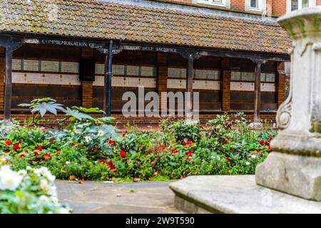 Gedenkstätte für heldenhafte Selbstopferung, gewidmet den einfachen Menschen, die während der Rettung des Lebens anderer starben, im Postman's Park, London, Großbritannien Stockfoto