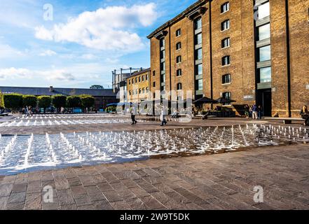 Springbrunnen am Granary Square, im neu entwickelten King's Cross Central Bereich nahe Regent's Canal, im London Borough of Camden, London, Großbritannien Stockfoto