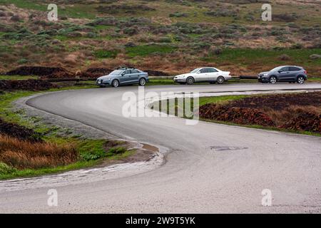 Drei Autos parkten an einem grau bewölkten Tag an einer kurvenreichen Straße an der nordkalifornischen Küste Stockfoto