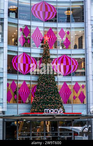 Weihnachtsbaum vor Macy's am Union Square, San Francisco, Kalifornien, USA, Kaufhaus zur Weihnachtszeit dekoriert Stockfoto