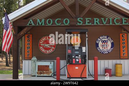 Whitehouse, Texas – 22. Juni 2023: Alte Tankstelle an den Boulders am Lake Tyler in Whitehouse, Texas Stockfoto