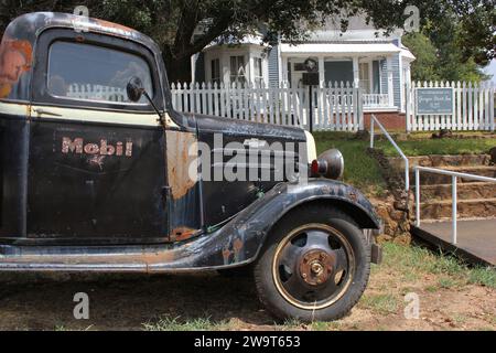 Troup, TX - 31. August 2023: Historisches Haus, das als Bed and Breakfast genutzt wird, mit einem alten Truck davor. Das Hotel befindet sich in der Innenstadt von Troup, TX Stockfoto