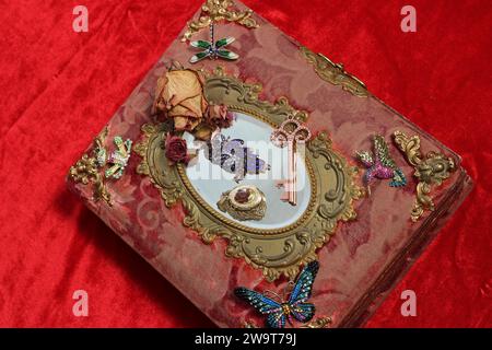 Antikes Buch Mit Bunten Edelsteinen. Märchenbuch Stockfoto