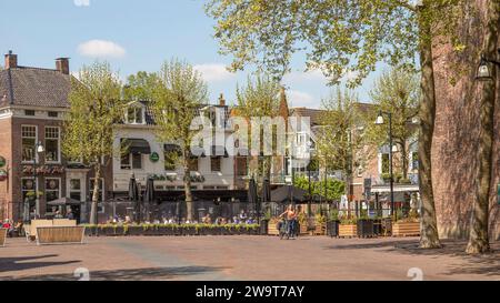 Terrassen und Restaurants auf dem Kirchplatz im Zentrum von Meppel. Stockfoto