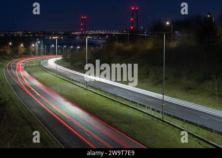 Nachts entlang der A15 in Richtung Humber Bridge, die Lincolnshire mit Hull & East Yorkshire verbindet Stockfoto