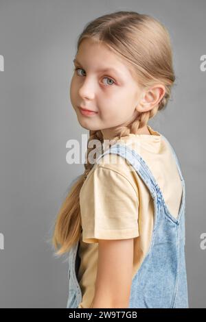 Porträt eines lächelnden kleinen Mädchens mit blonden geflochtenen Haaren Stockfoto