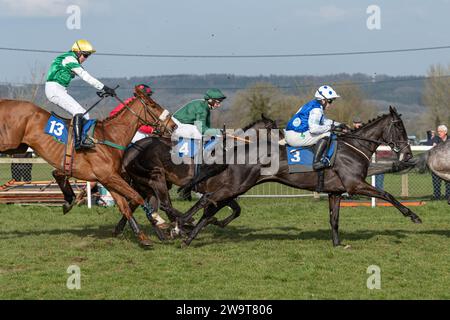 The Big Red One, Blakey Bear und Biowavego laufen am 21. März 2022 in Wincanton Stockfoto