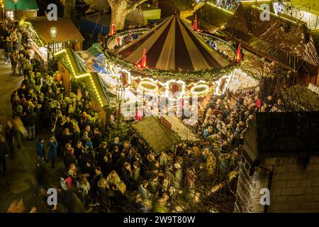 Bonn, Deutschland - 23. Dezember 2023 : die Menschen genießen Getränke und Essen auf dem schönen Weihnachtsmarkt im Zentrum von Bonn Stockfoto