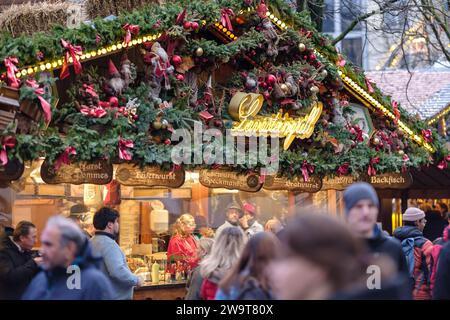 Bonn, Deutschland - 21. Dezember 2023 : Menschen wandern auf dem traditionellen und malerischen Weihnachtsmarkt in Bonn Stockfoto