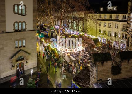 Bonn, Deutschland - 23. Dezember 2023 : die Menschen genießen Getränke und Essen auf dem schönen Weihnachtsmarkt im Zentrum von Bonn Stockfoto