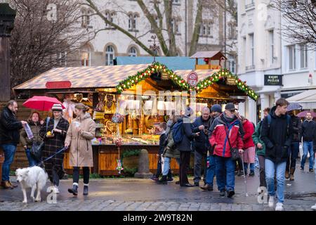 Bonn, Deutschland - 21. Dezember 2023 : Menschen wandern auf dem traditionellen und malerischen Weihnachtsmarkt in Bonn Stockfoto